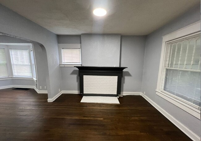Building Photo - Spacious 5 Bedroom Bungalow in Historic No...