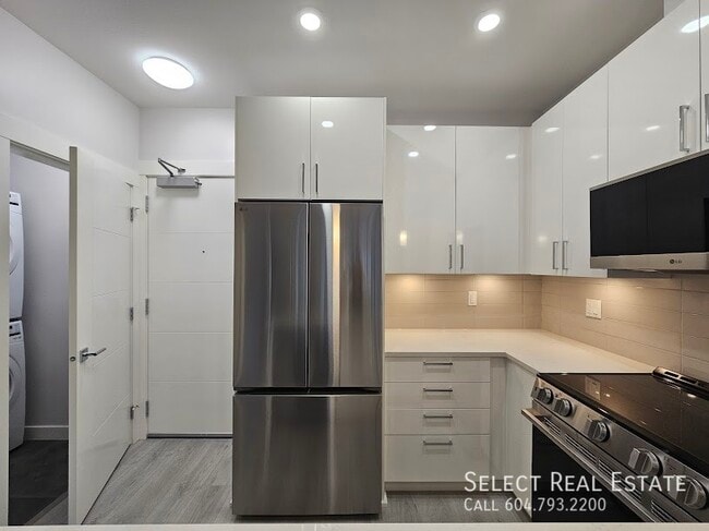 Building Photo - 33886 Pine St