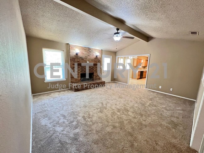 Building Photo - Charming 3/2/2 in Lake Dallas For Rent!