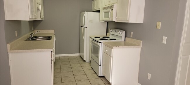 Building Photo - Efficient & Economical 2Bed/2Ba Triplex Un...
