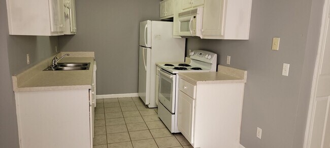 Foto del edificio - Efficient & Economical 2Bed/2Ba Triplex Un...
