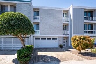 Building Photo - 543 Starboard Dr