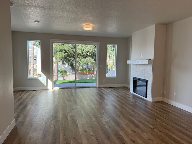 Foto del edificio - Beautiful Three Bedroom New Construction Home For Rent