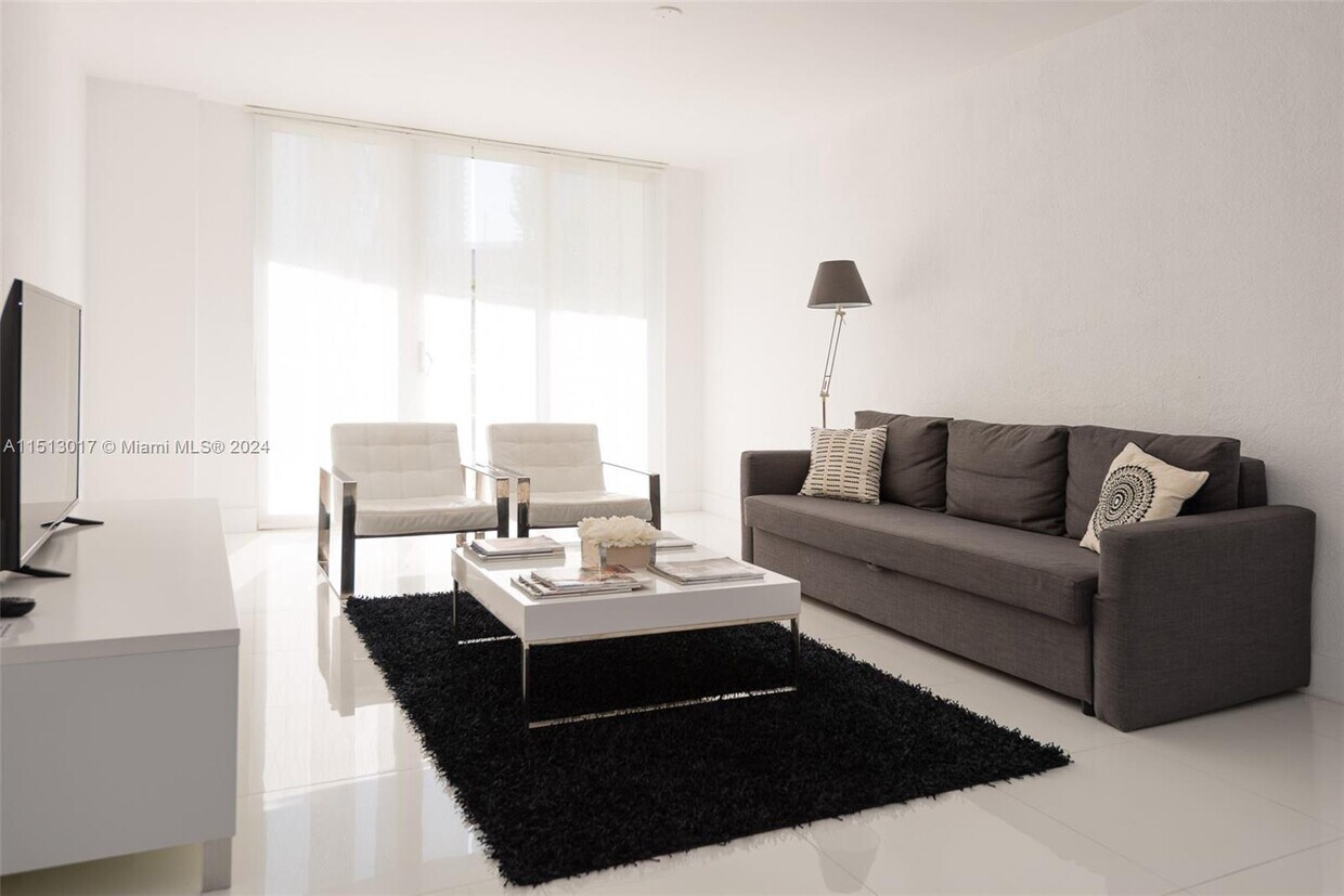 Foto principal - 19370 Collins Ave