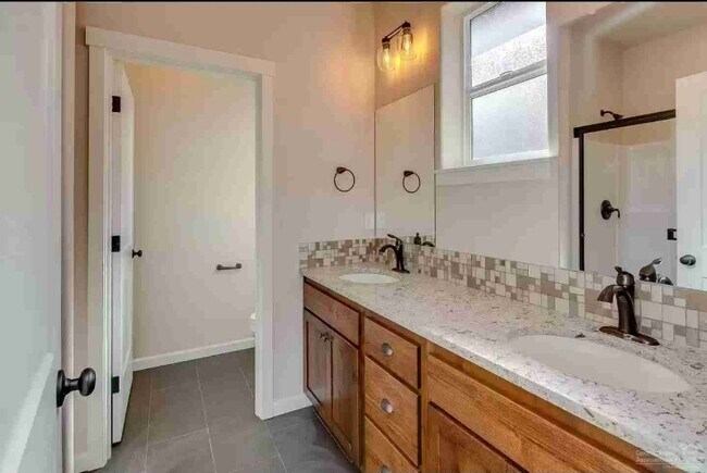 Foto del edificio - 629 NW Rimrock Dr