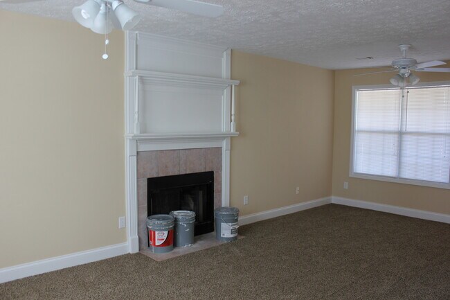Building Photo - Beautiful 3 Bed, 2 Bath in Sought Out Area