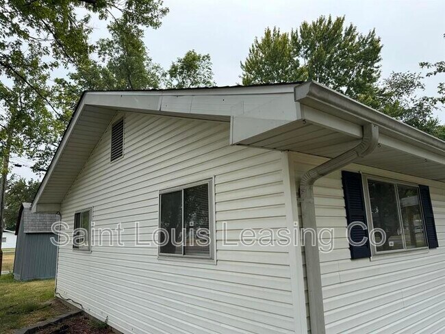 Building Photo - 2 Blanchette Dr