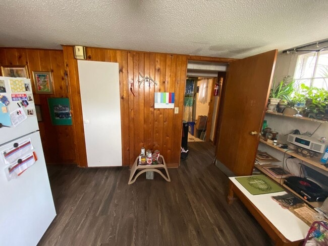 Building Photo - Spacious 1 bed, 1 bath basement close to I...