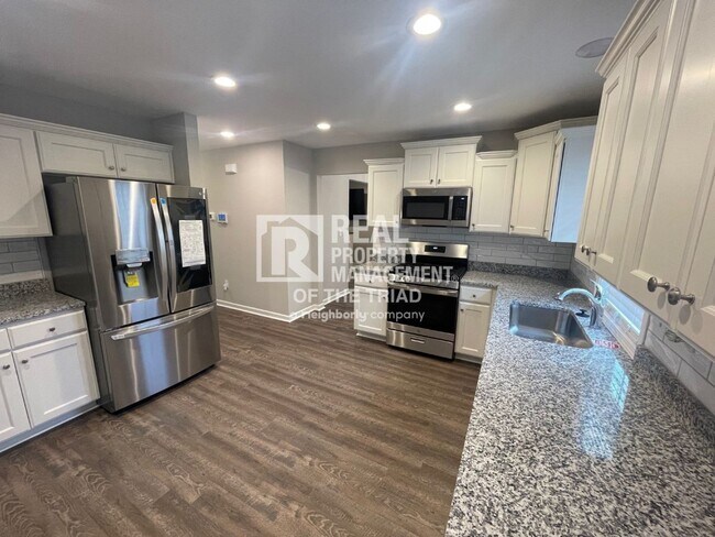 Building Photo - Immaculate 3bd/2.5ba Home in Central Winst...