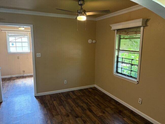 Foto del edificio - Huge 4 Bedroom Home