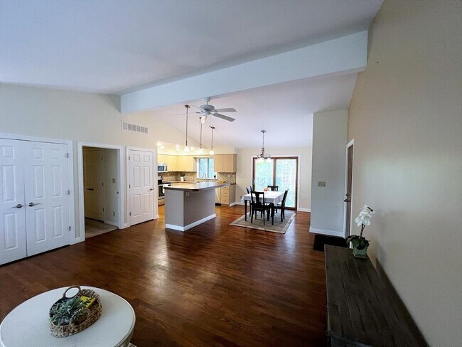 Foto del edificio - 2300 Laurel Ln