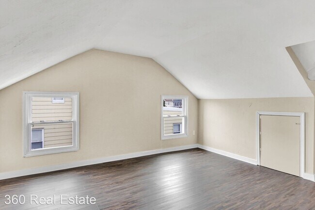 Building Photo - 4 br, 2 bath House - 556 Main St