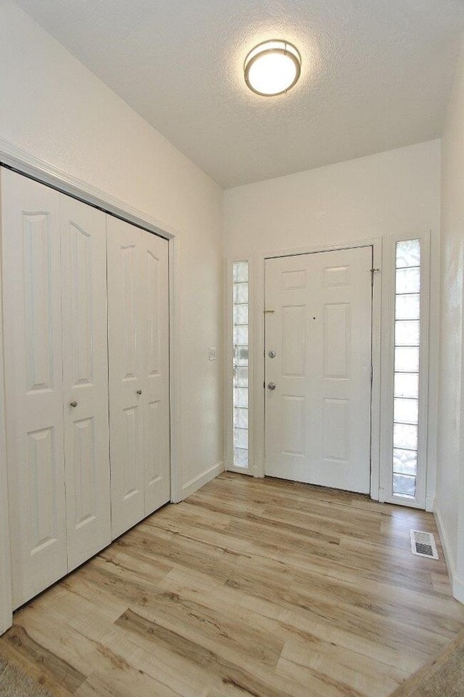 Building Photo - Immaculate Single-Level Home
