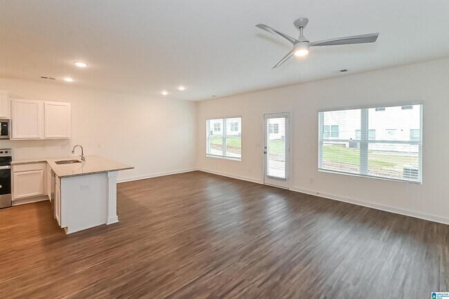 Foto del edificio - 553 The Heights Ln