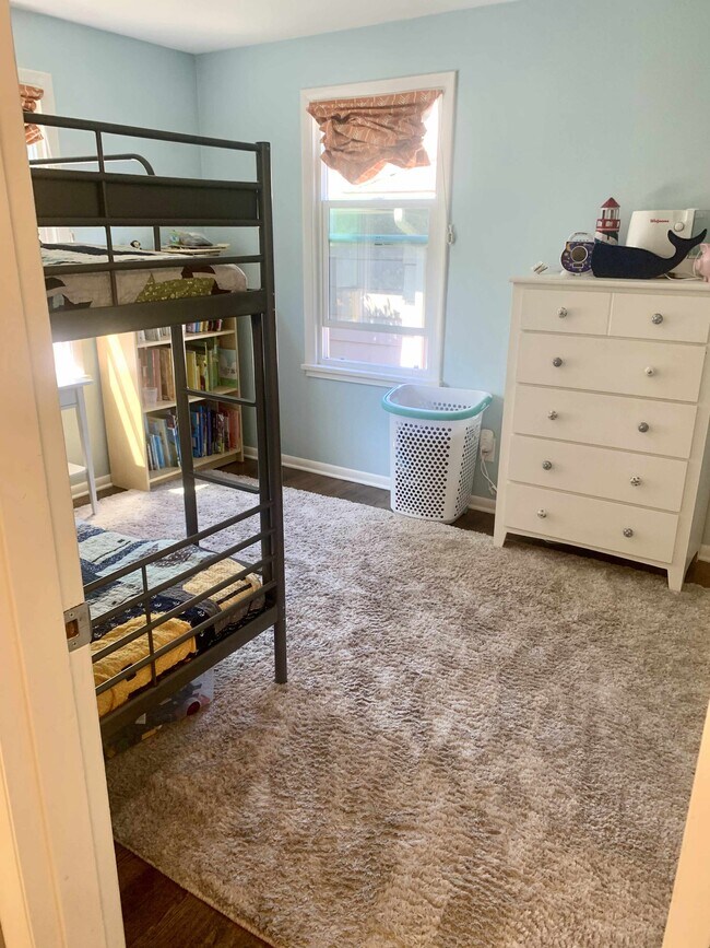 Dormitorio 2 - 4233 28th Ave W