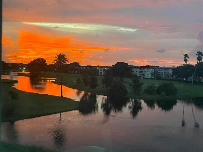 Foto del edificio - 4701 Martinique Dr