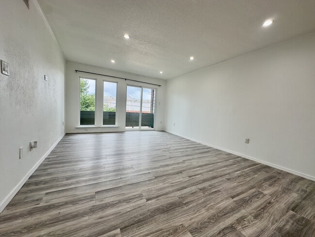 Building Photo - 1161 Lake Ave