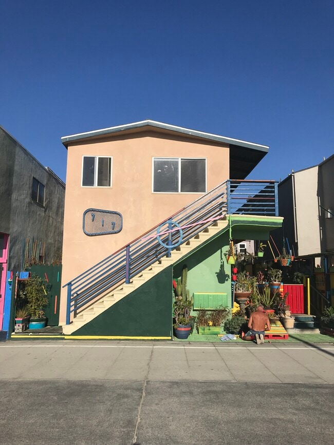 Building Photo - 717 Ocean Front Walk