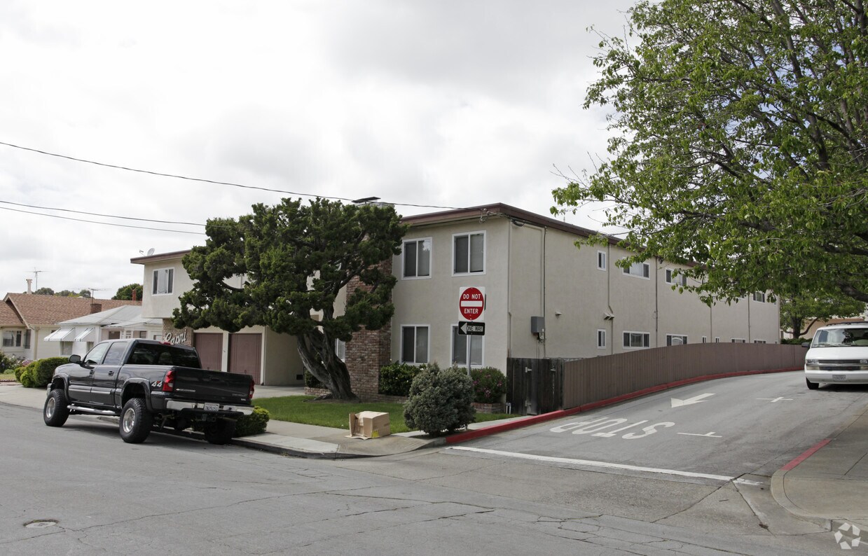 Building Photo - Capri Apartments