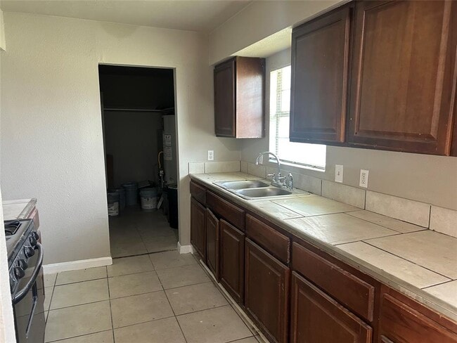 Building Photo - 8910 Strathmore Dr