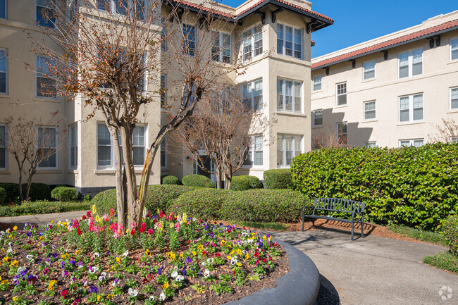 VISTA DEL PATIO - Broadway Apartments