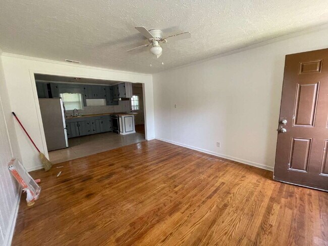 Building Photo - SPACIOUS BRICK RANCH in GOLDSBORO! 4 BR, 2 BA - FENCED-IN YARD *Convenient to SJAFB*