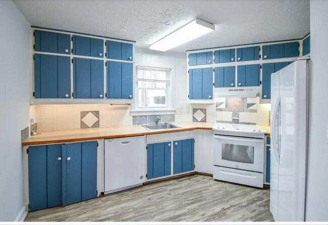 Foto del edificio - 3417 The Trail Rd