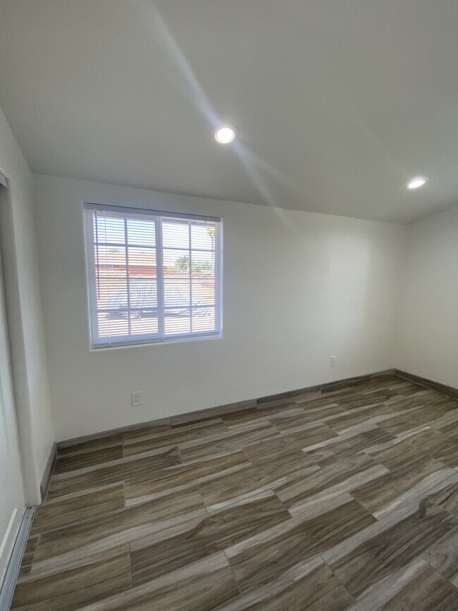 Building Photo - 1051 Del Valle Ave