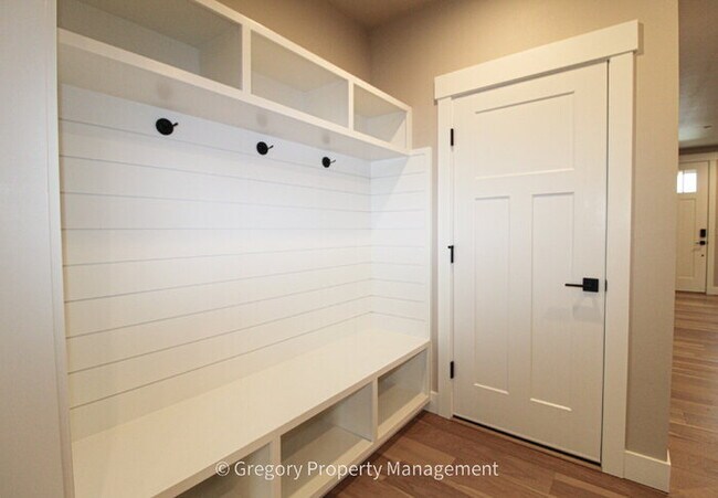 Foto del edificio - Brand New Spacious 5-Bedroom Retreat at Coyote Ridge 3 Full Baths 2 Car Garage 2330sf A/C Prime B...