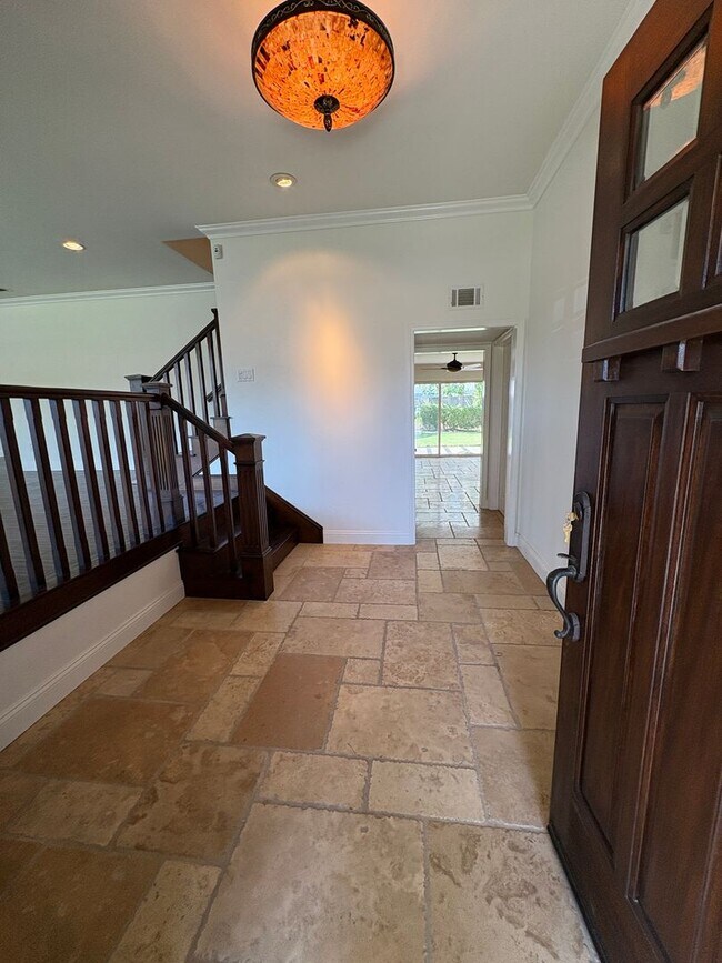 Foto del edificio - Spacious House - 2 stories - 4 Bedrooms + 2.5 Baths & large 2 car garage