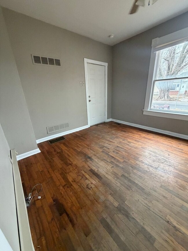 Building Photo - 1 Bedroom/1 Bath House. Garage & Fenced in Yard!