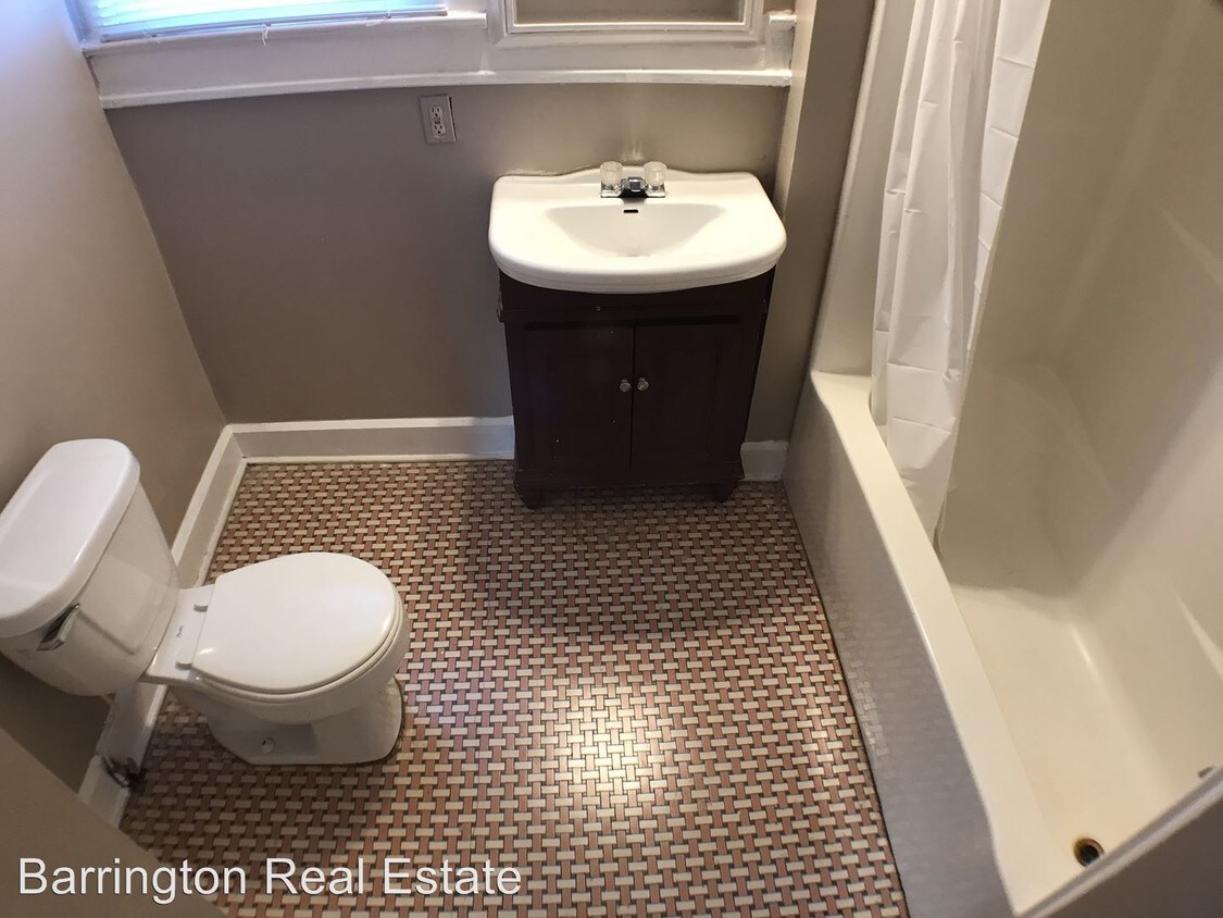 Building Photo - 296 Pinewood Ave