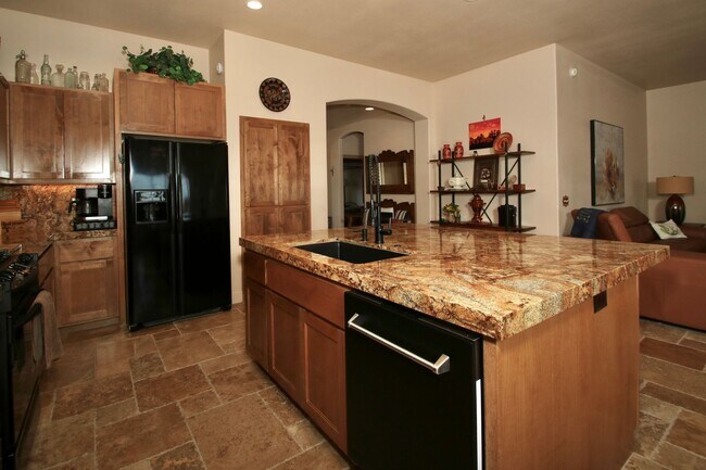 Building Photo - Renovated w/ Beautiful Features! Must See!