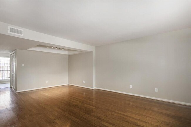 Building Photo - 10150 Longmont Dr