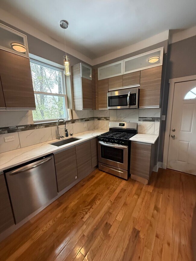 Building Photo - 438 E 49th St