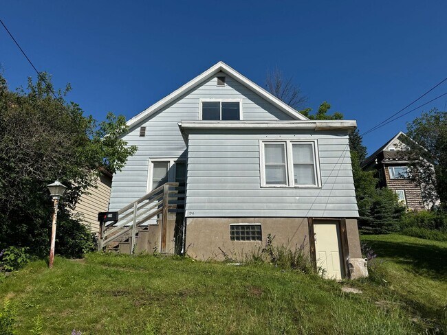 Foto del edificio - 1318 E 11th St