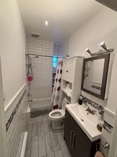 Building Photo - 4847 Av Des Érables