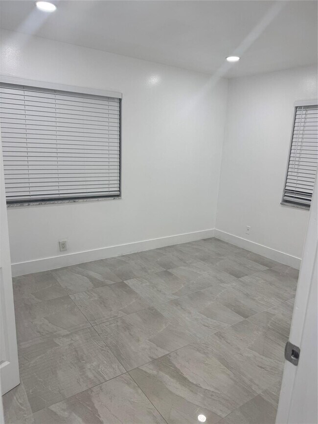 Foto del edificio - 5515 N Lakewood Cir