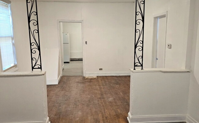 Building Photo - 2046 W 69th Pl