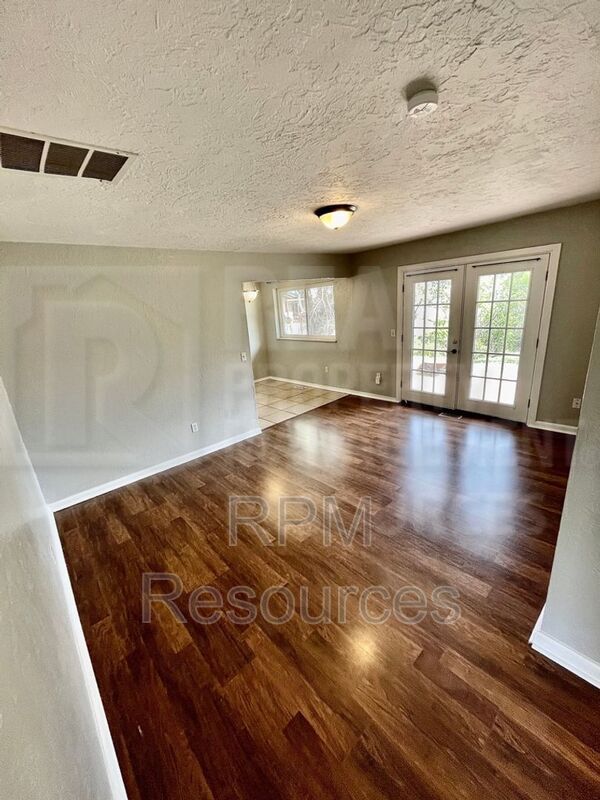 Building Photo - 2800 Wanetta Ave