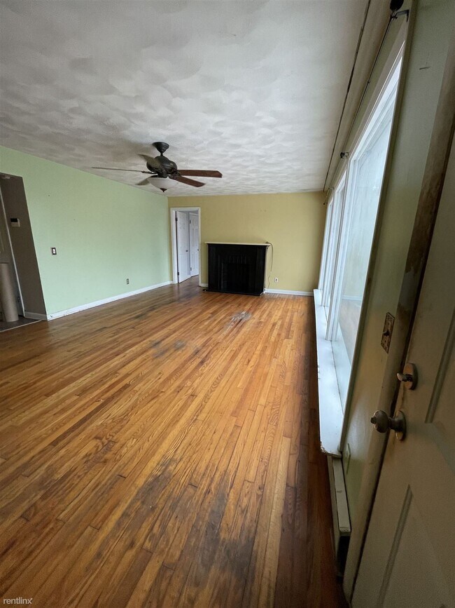 Foto del edificio - 3 br, 2 bath House - 16 Fuller Hollow Rd