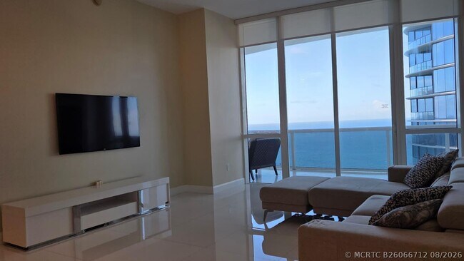 Foto del edificio - 15811 Collins Ave