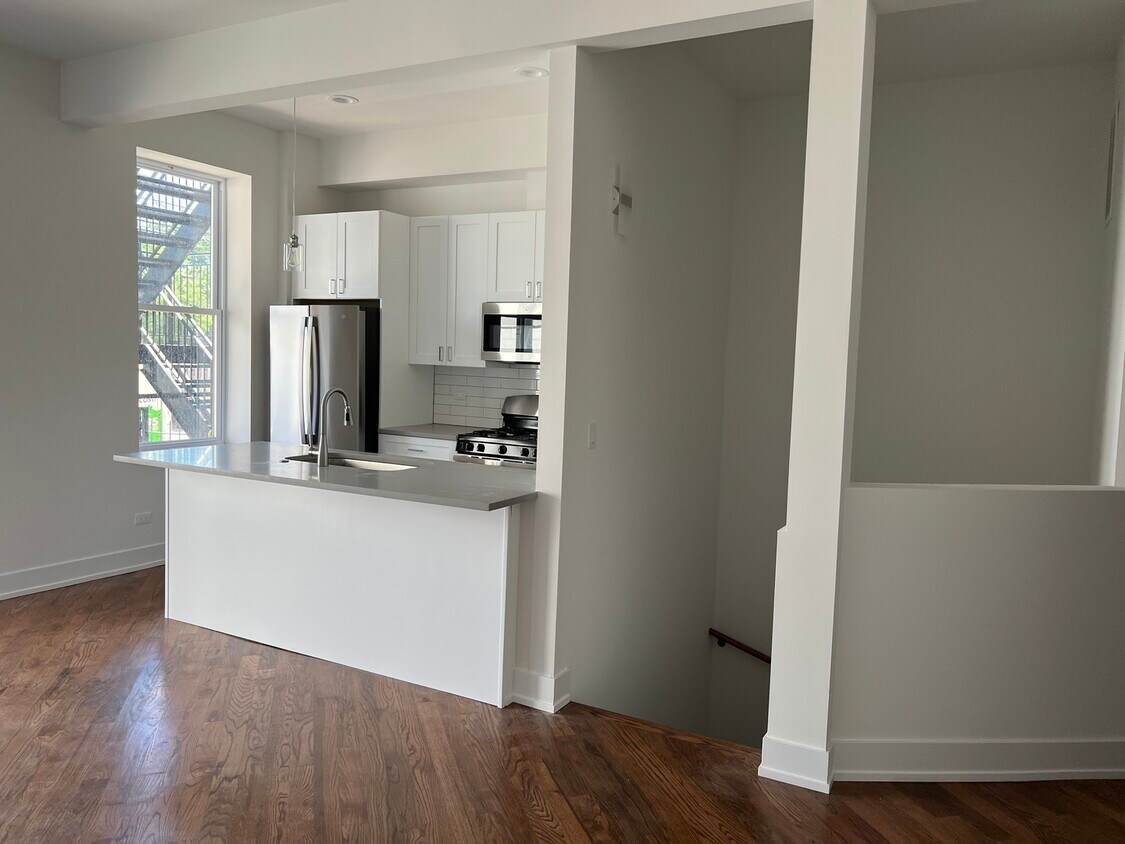 Foto principal - 2215 W Chicago Ave