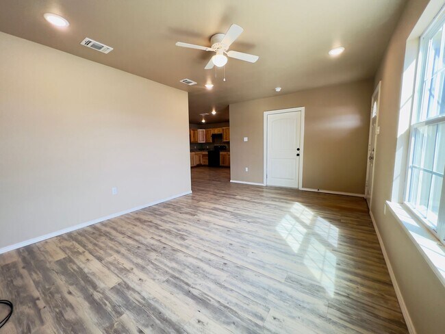 Building Photo - Charming 3-Bedroom Home with Comfort, Conv...