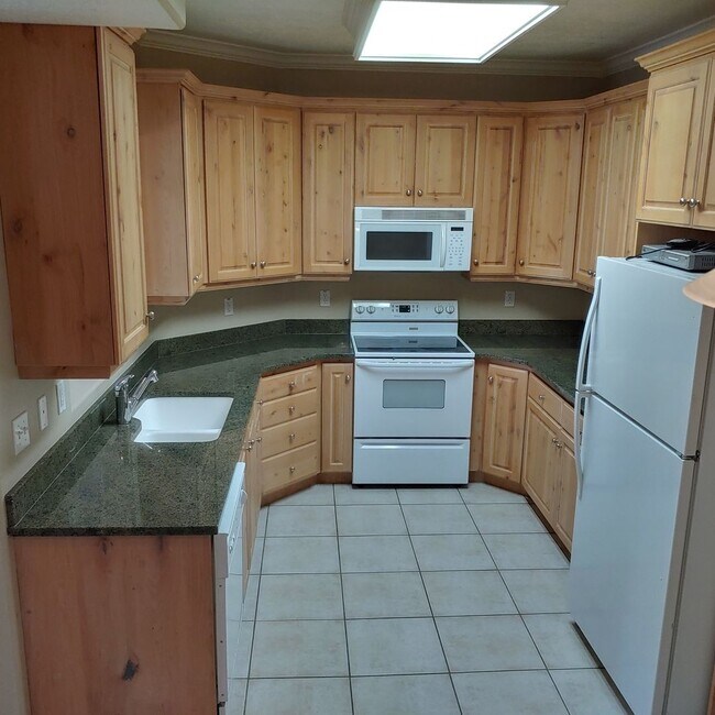 Foto del edificio - Nice main floor 3 BR 2 BTH Condo in awesome PG location
