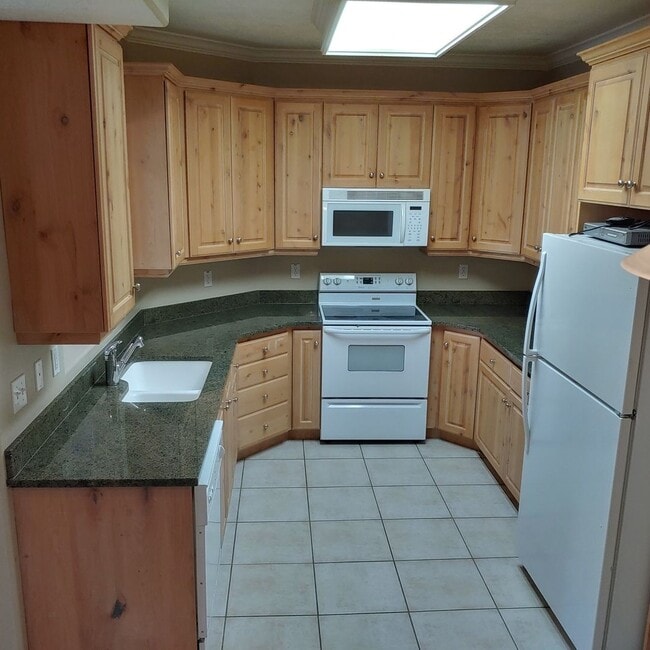 Building Photo - Nice main floor 3 BR 2 BTH Condo in awesome PG location
