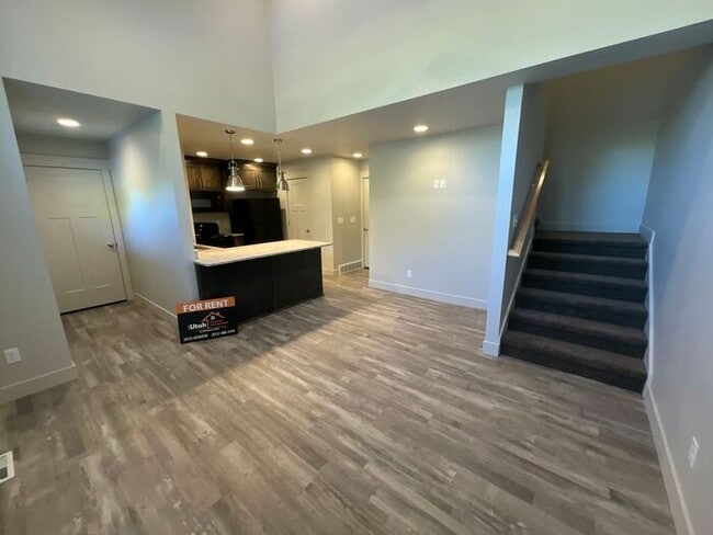 Building Photo - 2 bedroom 2 1/2 bath Townhouse 2 car garage.