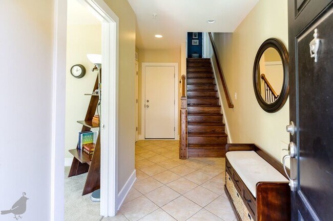 Building Photo - True Excellence in Edgewood! PARKING INCLU...