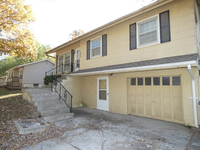 Building Photo - 409 Hooke Ave