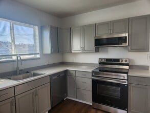 Building Photo - 405 Williams Ave N